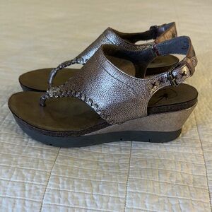 OTBT 7.5 Meditate Leather Wedge EUC Metallic Sandal Coastal Boho